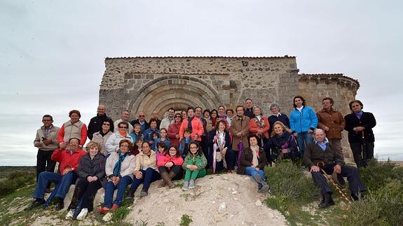 Participantes en la rogativa posan frente a la ermita de San Miguel.
