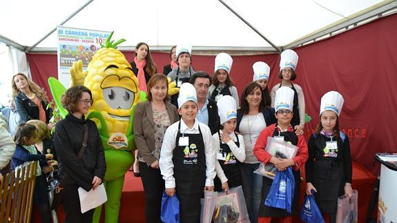 Los participantes posan con el alcalde, Jesús García, la concejala Nuria Fernández y patrocinadores. 