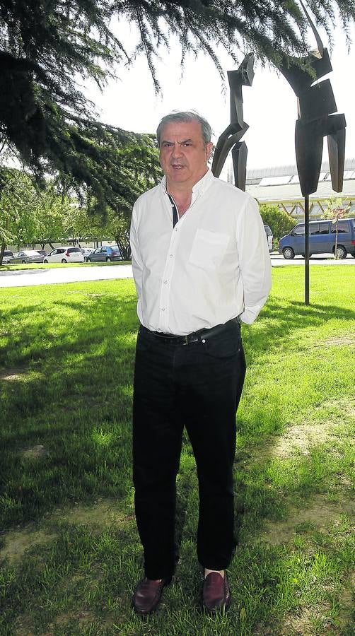 El presidente del Quesos Cerrato, Gonzalo Ibáñez, posa al lado del Pabellón Marta Domínguez.