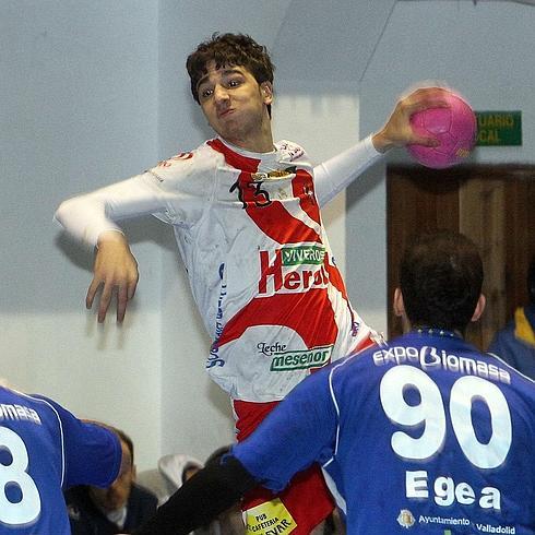 David Fernández tira a portería durante un partido. 