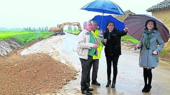 La presidenta de la Diputación, en el centro, con la diputada Montserrat Infante, y el alcalde de Autillo y un técnico de la obra.