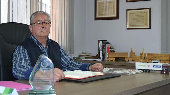 Juan Antonio Sancho, director general de Transalbert, en su despacho junto al premio. Saray Suàrez