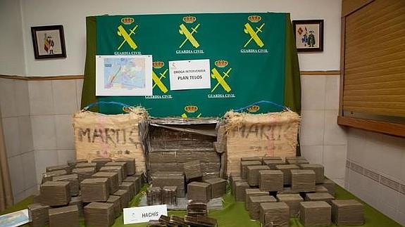 La Subdelegación del Gobierno, María José Heredia y Teniente Coronel jefe de la Comandancia, Andrés Manuel Velarde informan sobre la 'Operación Bautizos' y el 'Plan Telos'. 