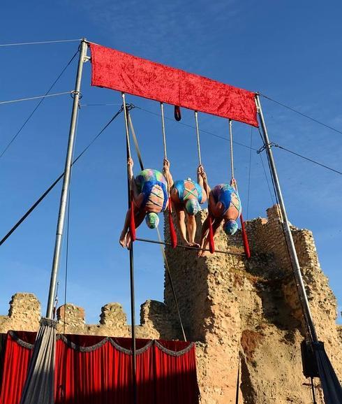 Trapecistas ejecutan un número en la corrala Palacio del Caballero el año pasado.