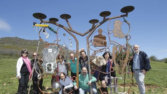 Los autores de la escultura posan detrás de la obra.