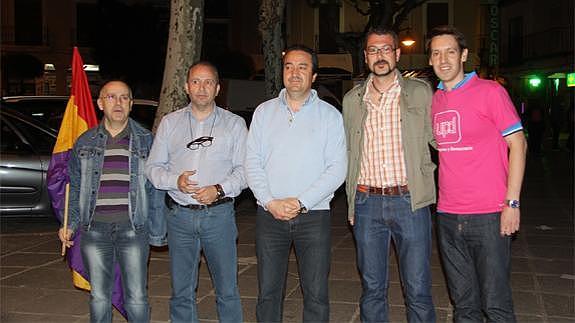 Los cinco candidatos a la alcaldía de Arévalo antes de iniciar la pegada de carteles. F.G. MURIEL