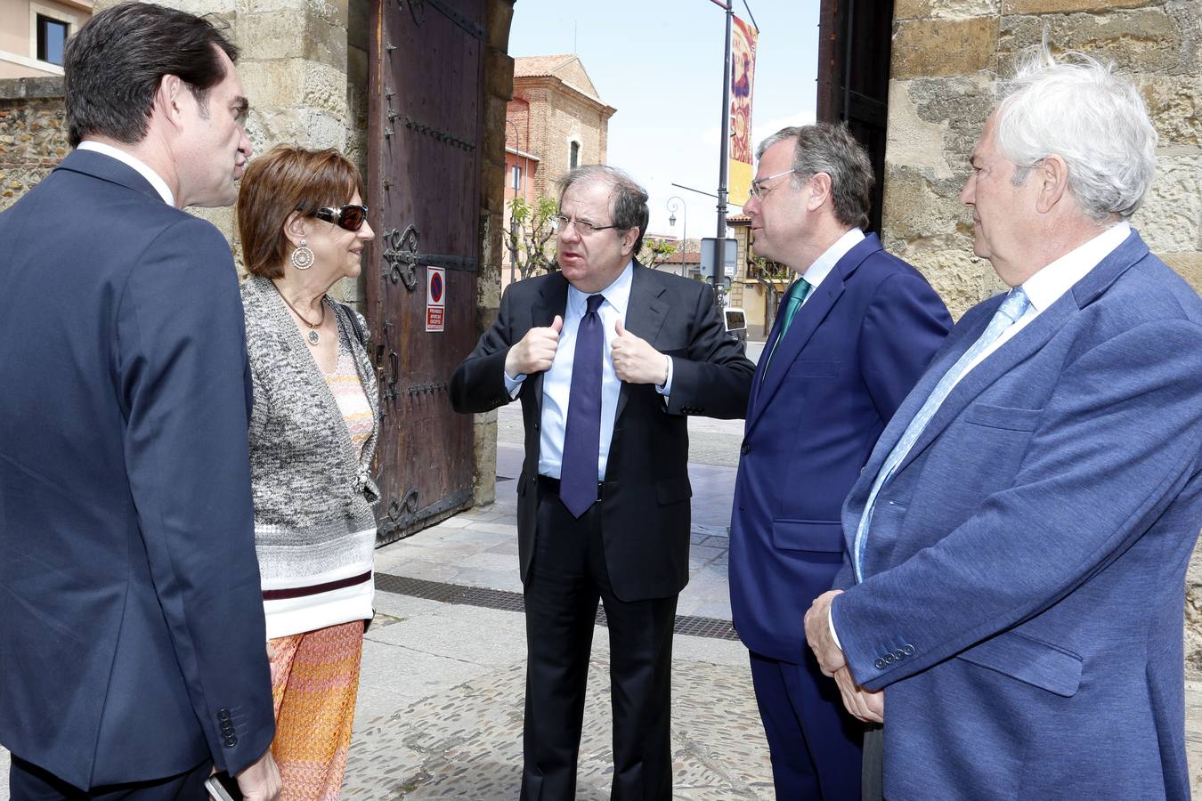 El presidente de la Junta, Juan Vicente Herrera, asiste a la entrega del Premio Leonés del Año 2014 al empresario berciano Pedro Escudero. Junto a él (IaD), el delegado del Gobierno, Juan Carlos Suárez-Quiñones; la directora del grupo Radio León, Olga Beberide; el candidato a la Alcaldía del Ayuntamiento de León, Antonio Silván y el delegado de la Junta, Guillermo García 