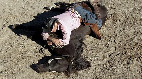 Fernando Noailles, con uno de sus caballos, en un foto promocional. El Norte