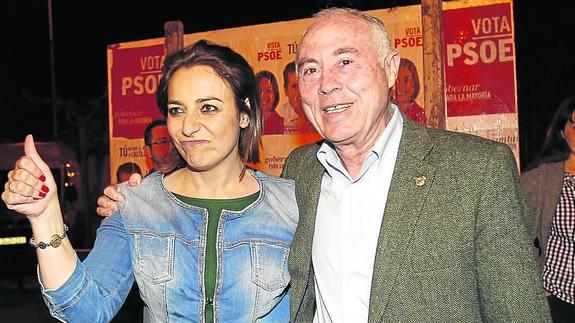 Miriam Andrés, candidata del PSOE, se abraza a Heliodoro Gallego. 
