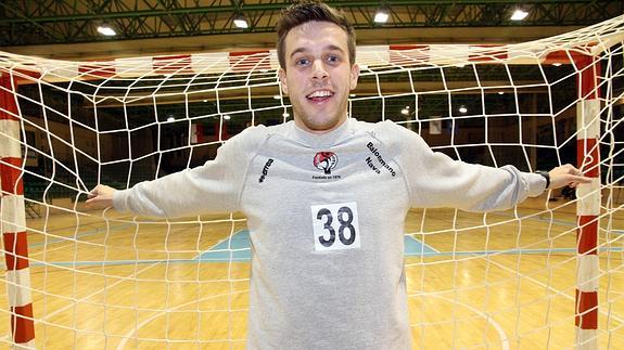 Nacho González, en el pabellón Pedro Delgado cuando era técnico del Nava. 
