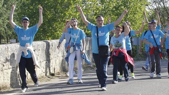 Un millar de ciclistas y andarines se vuelcan con la Marcha Aspanis