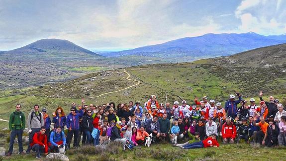 Participantes en la marcha al Mirador de los Buitres. 