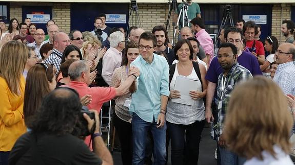 Iñigo Errejón saluda a unos de los simpatizantes de Podemos.  