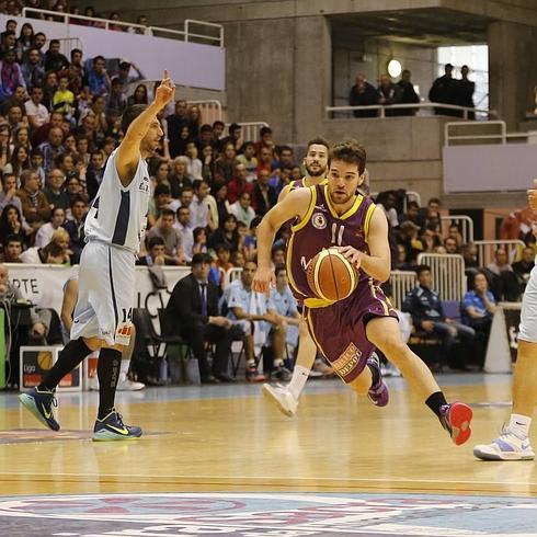 Uriz supera a la defensa lucense en el primer partido. 