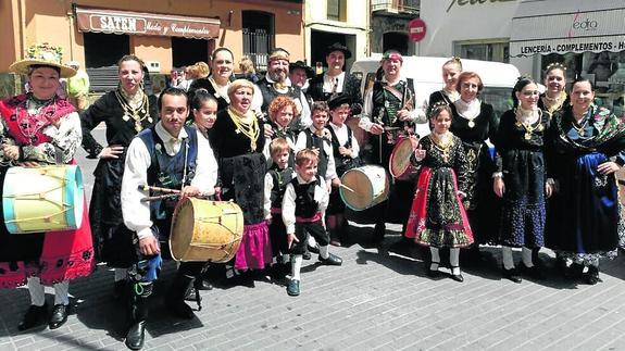 En el aniversario de Arte y Tradición Charra participaron grupos llegados desde diferentes puntos de la provincia que lucieron los trajes típicos. 