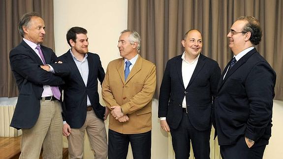 Gonzalo Jolín, Javier Rivero, Alberto López, Manuel Brizuela y José Antonio Salvador Insúa en la Facultad de Comercio de Valladolid.