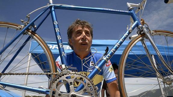 Pedro Delgado posa en Navacerrada con la bicicleta con la que ganó aquella Vuelta. 