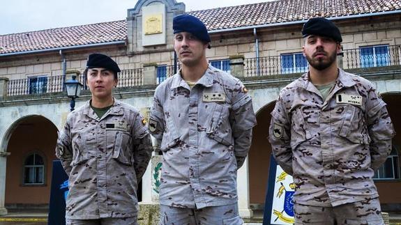 La sargento Córdova, el teniente Alejandro Portillo, y el soldado Adrián S. Rivera, en la base del Empecinado