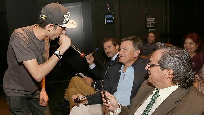 El rapero Mr. Barceló interactúa con Fernando Conde, Francisco Vázquez y José Carlos Monsalve.H. Sastre