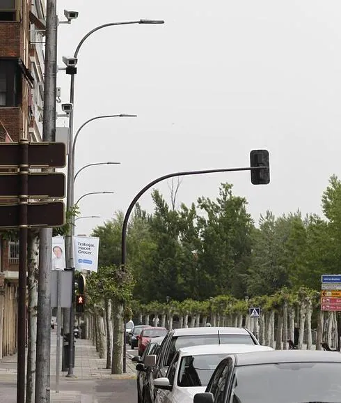 Cámaras destinadas a multar a los conductores que pasen en rojo, en la avenida de Castilla. 