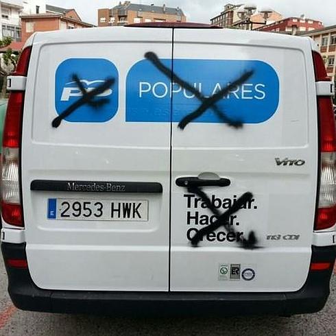 Una de las furgonetas de campaña del PP en Ponferrada amanece con pintadas vandálicas. 