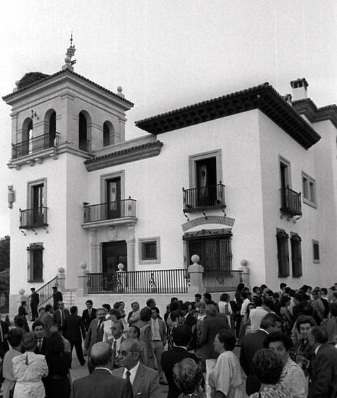 Asistentes a la inauguración el 9 de septiembre de 1985.