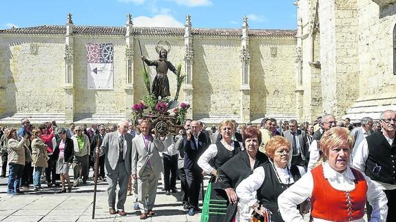 La procesión organizada por la cofradía de San Isidro sale ayer de la catedral. 
