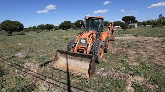 Una de las máquinas que trabajan para rematar el primer proyecto de acondicionamiento de la Hípica. 