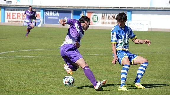 Melero regatea a un jugador de la Arandina, en El Montecillo.