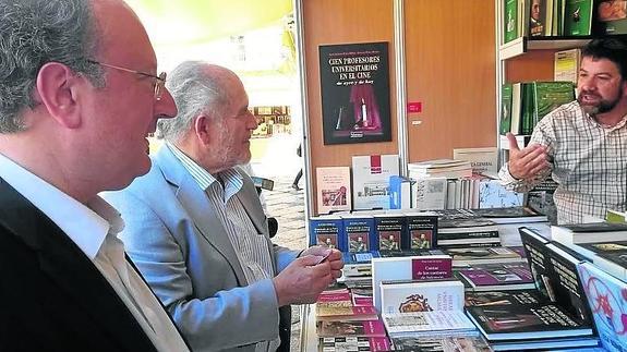 Cabero, con Demtrio Madrid, en la Feria del Libro. 