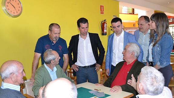 Luis Tudanca conversa, este sábado, con los usuarios del centro de día de Cuéllar. 