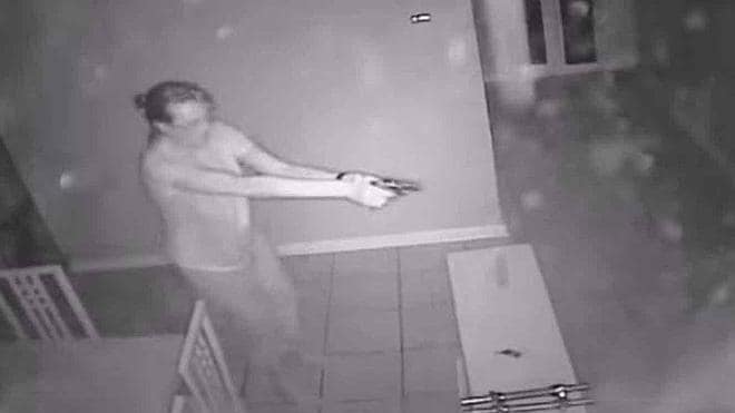 Una mujer dispara a los ladrones que entraron en su casa