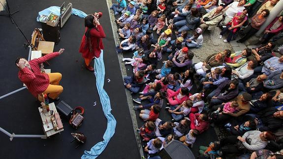 Niños y adultos disfrutan de la puesta en escena de ‘Coro cocó’, un montaje de la compañía española Pai Antonio Tanarro