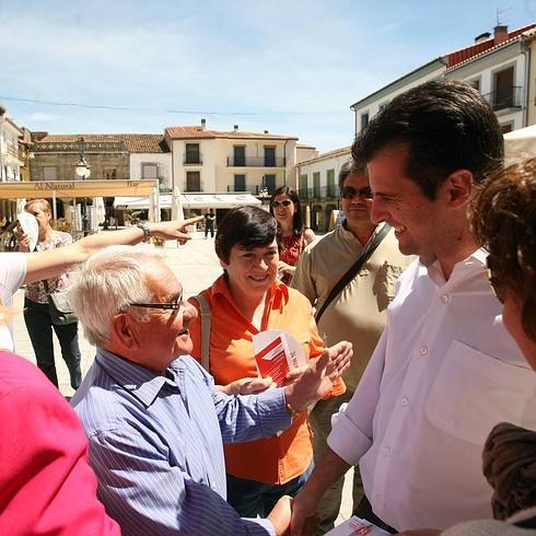 El candidato del PSOE a la Presidencia de la Junta, Luis Tudanca, saluda a unos vecinos de la localidad abulense de El Barco de Ávila. 