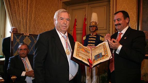 Mariano Rodríguez, junto a Lanzarote durante la entraga de la Medalla de Oro de la ciudad en 2007. 