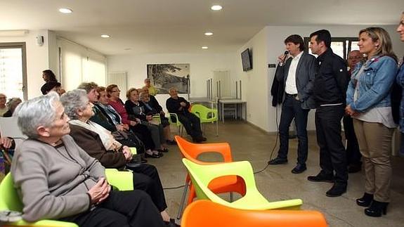 El candidato a la Alcaldía, Carlos Martínez y el candidato del PSOE a la Presidencia de la Junta, Luis Tudanca, junto a la cabeza de lista del PSOE a las Cortes autonómicas por Soria, Esther Pérez, conversan con un grupo de usuarios del Centro de Dia Gaya Nuño de Soria. 