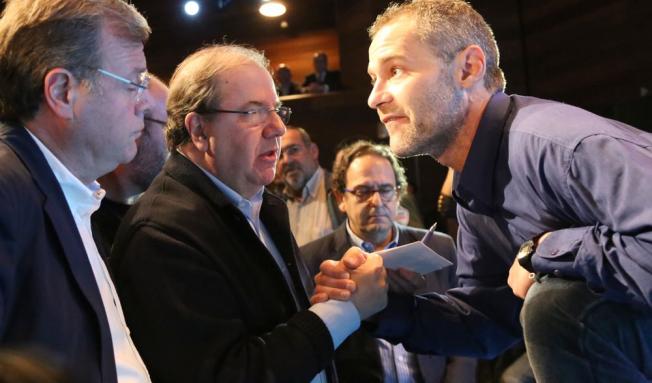 Juan Vicente Herrera habla con uno de los mineros que interrumpieron el acto electoral del PP en León.