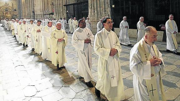 Los sacerdotes de la Diócesis se dirigen a la misa crismal en la Catedral en el último Miércoles de Ceniza. 