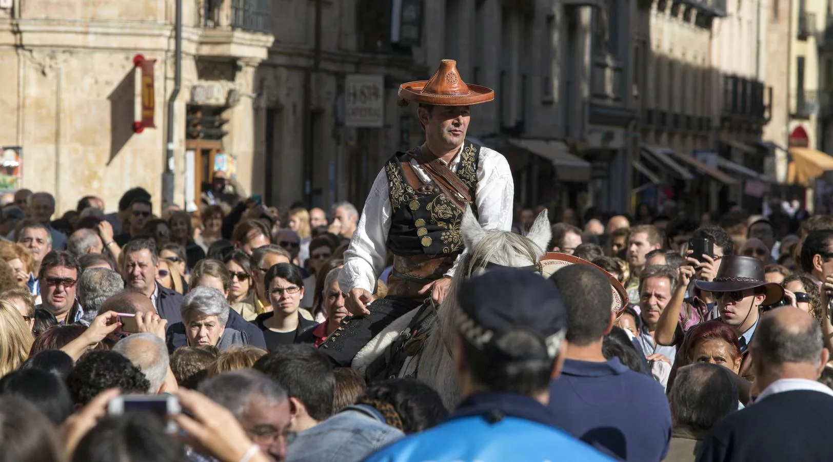 El Mariquelo llega en su caballo a la plaza de  Anaya antes de subir a la torre de la Catedral.