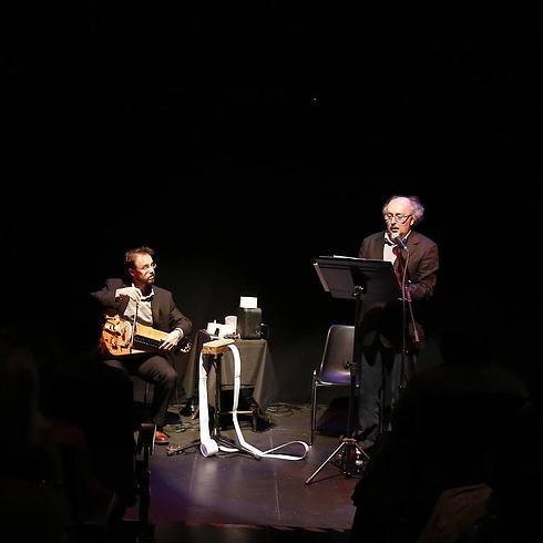 Germán Díaz, con la zanfona, y Antonio Colinas, recitando. Entre ellos, una caja de música. 