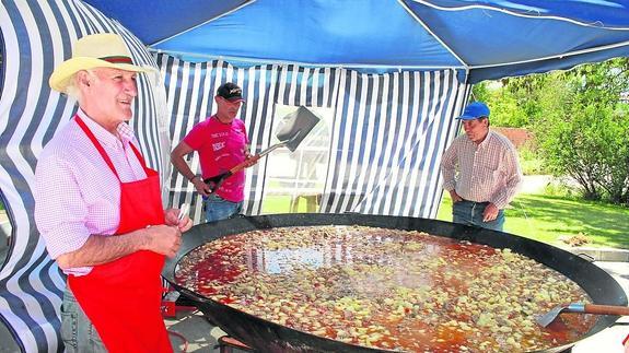 Los cocineros preparan la ‘Gran Isidrada’, una comida para medio millar de vecinos.