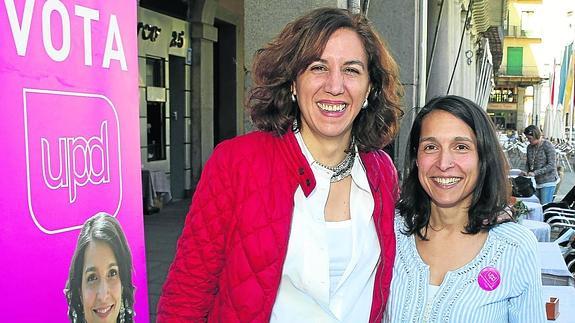 Irene Lozano (izquierda) y Luciana Miguel, este viernes, en la Plaza Mayor de Segovia.