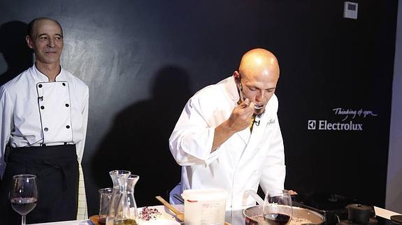 César Pérez Gellida prueba su risotto.