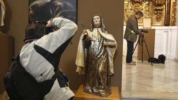 Un participante en el Maratón Fotográfico capta con su cámara una de las imágenes de Santa Teresa que conforman la exposición 'Huellas y moradas'. 
