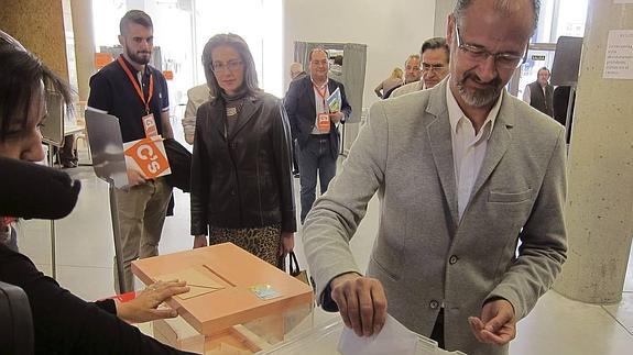Luis Fuentes deposita su voto en el Centro Julián Sánchez El Charro de la capital salmantina.