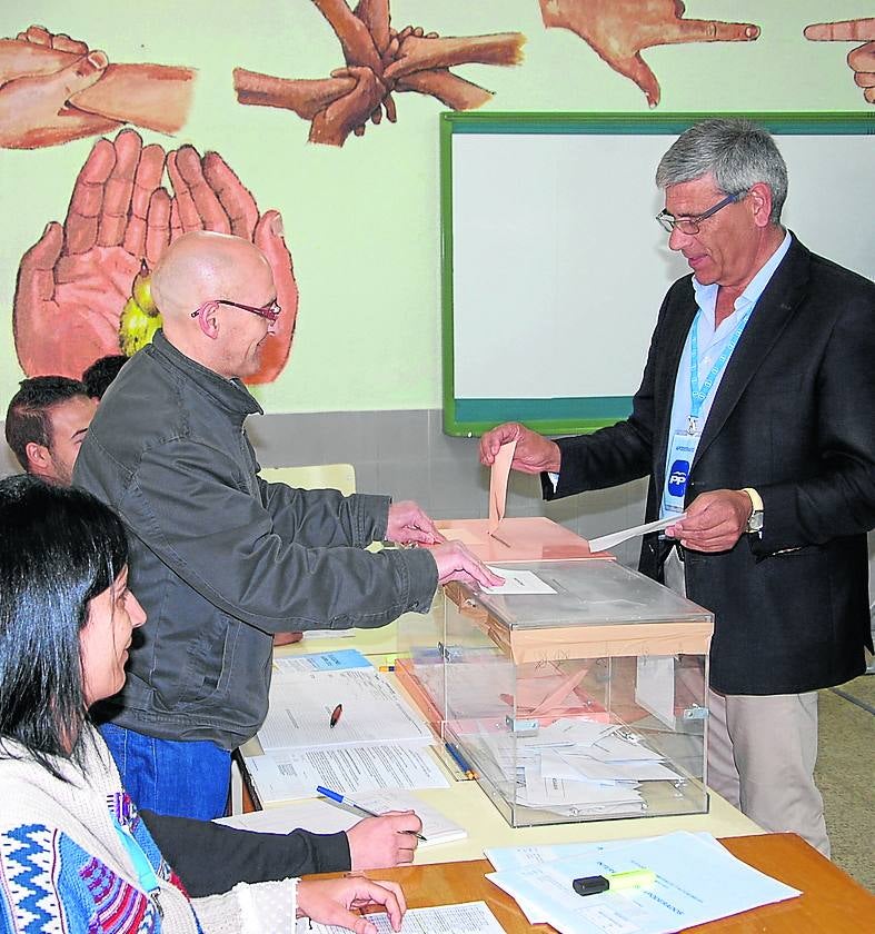 Juan Jesús Blanco vota ayer en Guardo.