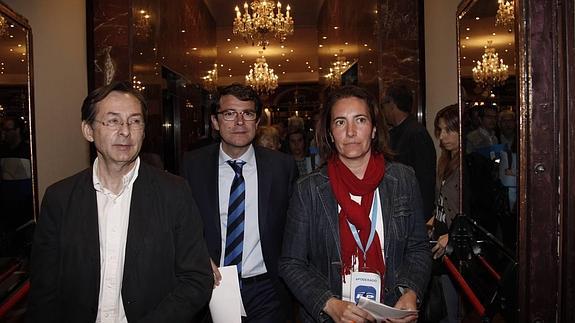 El candidato a la alcaldía de Salamanca, Alfonso Fernández Mañueco, junto a la candidata a las cortes, Josefa Garcia Cirac, y el presidente provincial del partido, Javier Iglesias valoran los resultados obtenidos en la provincia. 