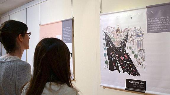 Dos jóvenes observan una de las obras de la exposición.