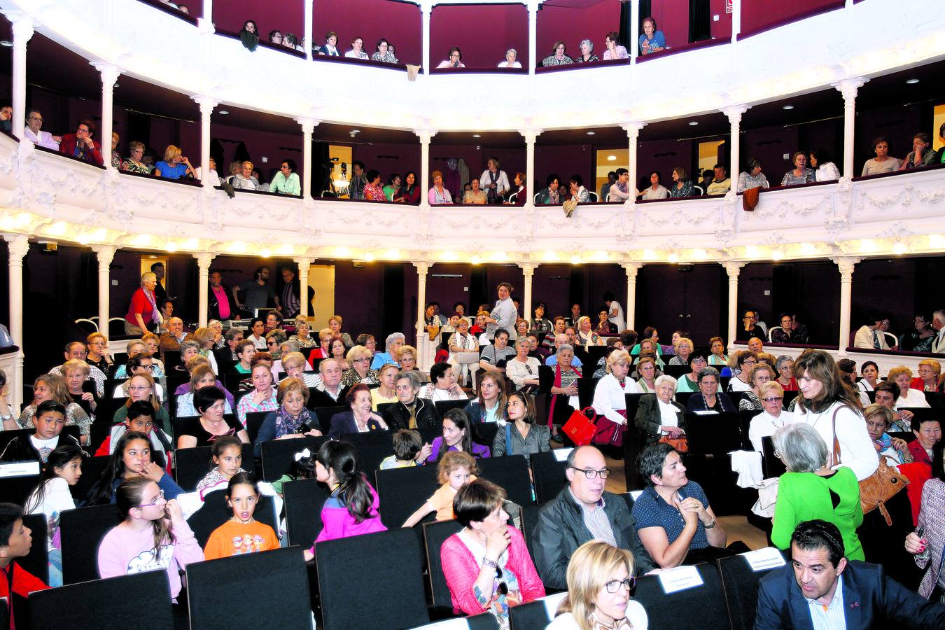 El público ocupa las butacas y se dispone a asistir ayer a la clausura de las actividades de este curso.