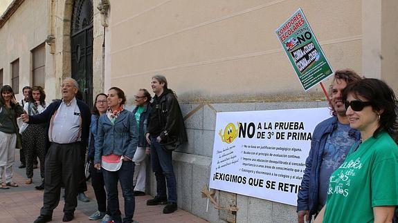 Participantes en la concentración de protesta celebrada este lunes en Segovia. 